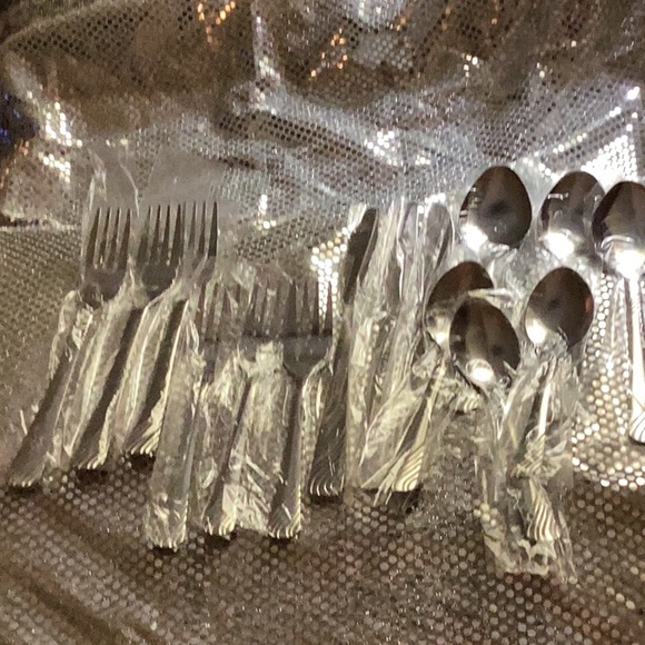 🌴NIB Brand New 20 PC Flatware Set Service for 4 Kitchen Must Have 🌴 - Picture 5 of 5